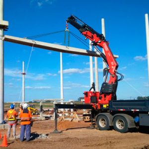 Grúa Fassi F660 trabajando en Salto